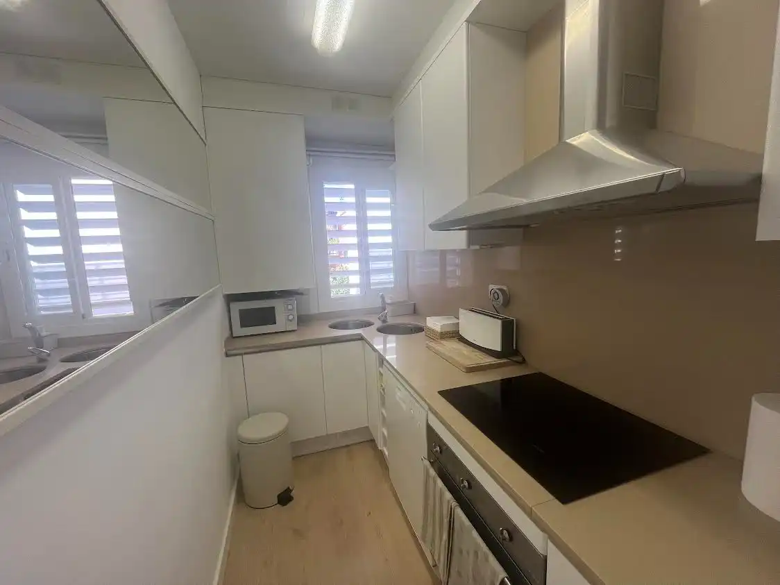 Cocina de Apartamento de alquiler en Sitges con Calefacción, Jardín privado y Terraza