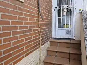 Vista exterior de Casa adosada en venta en Coslada con Aire acondicionado, Calefacción y Jardín privado