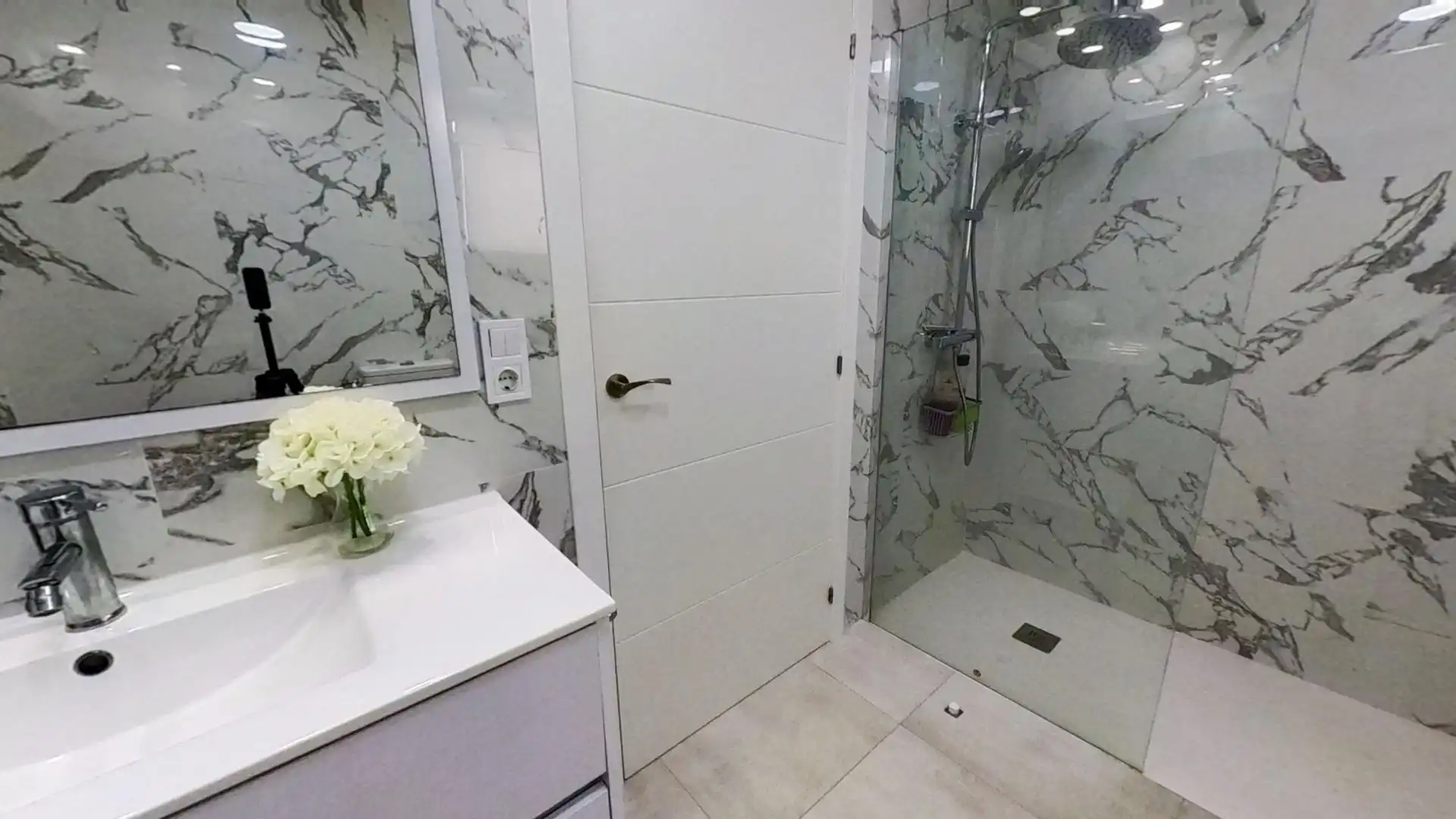 Bathroom of Flat for sale in Valencia  with Air Conditioner and Balcony