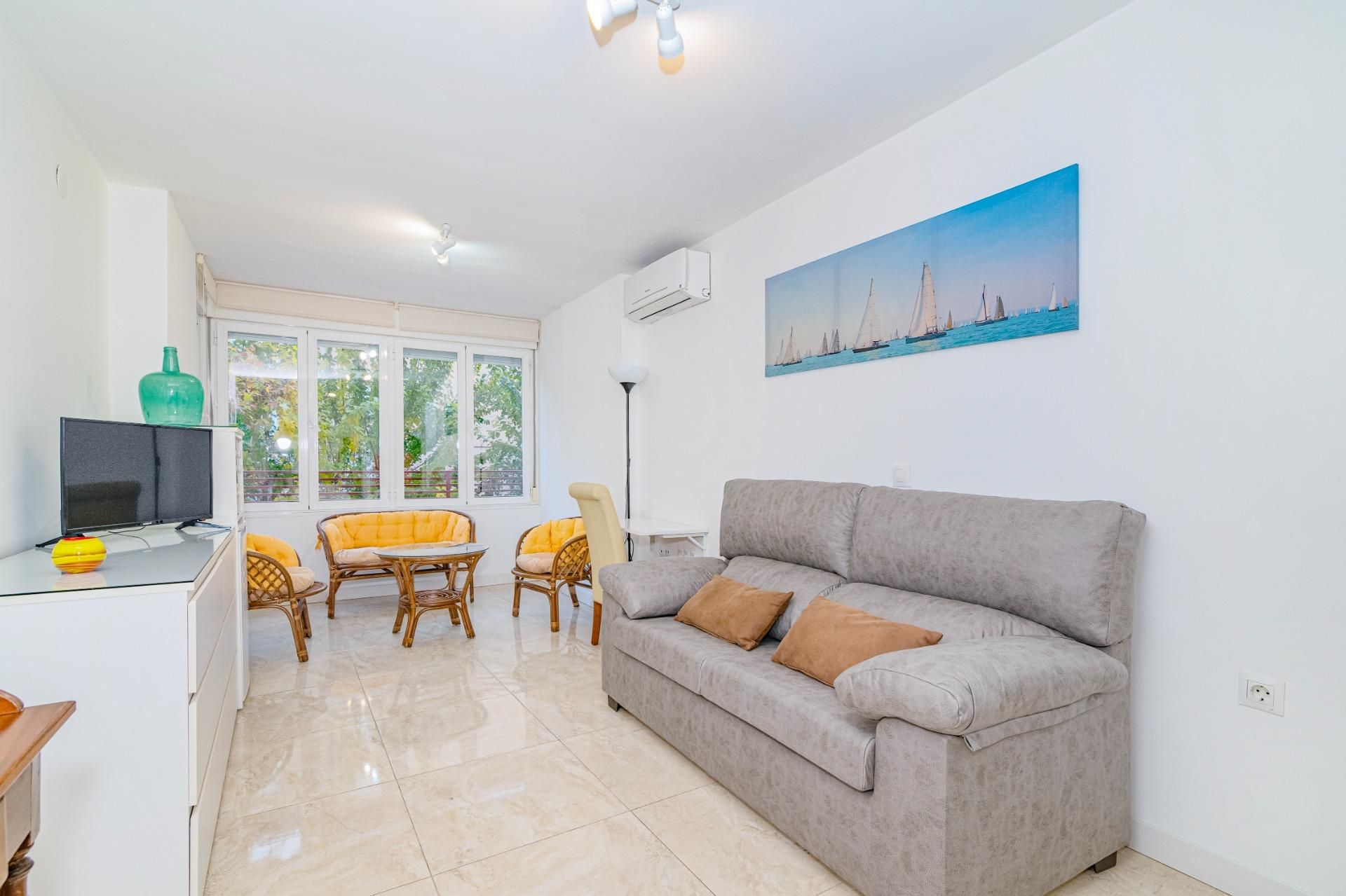 Living room of Study to rent in  Granada Capital  with Air Conditioner and Heating