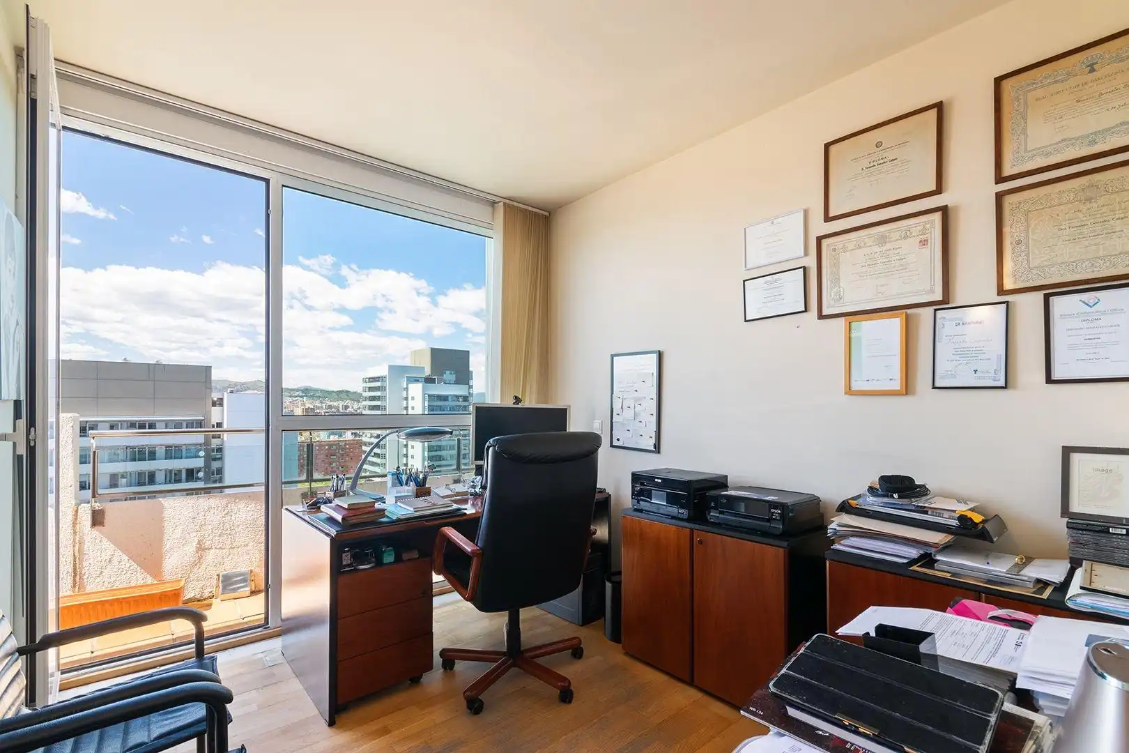 Maisonette zum Verkauf in Barcelona mit Klimaanlage, Heizung und Privatgarten