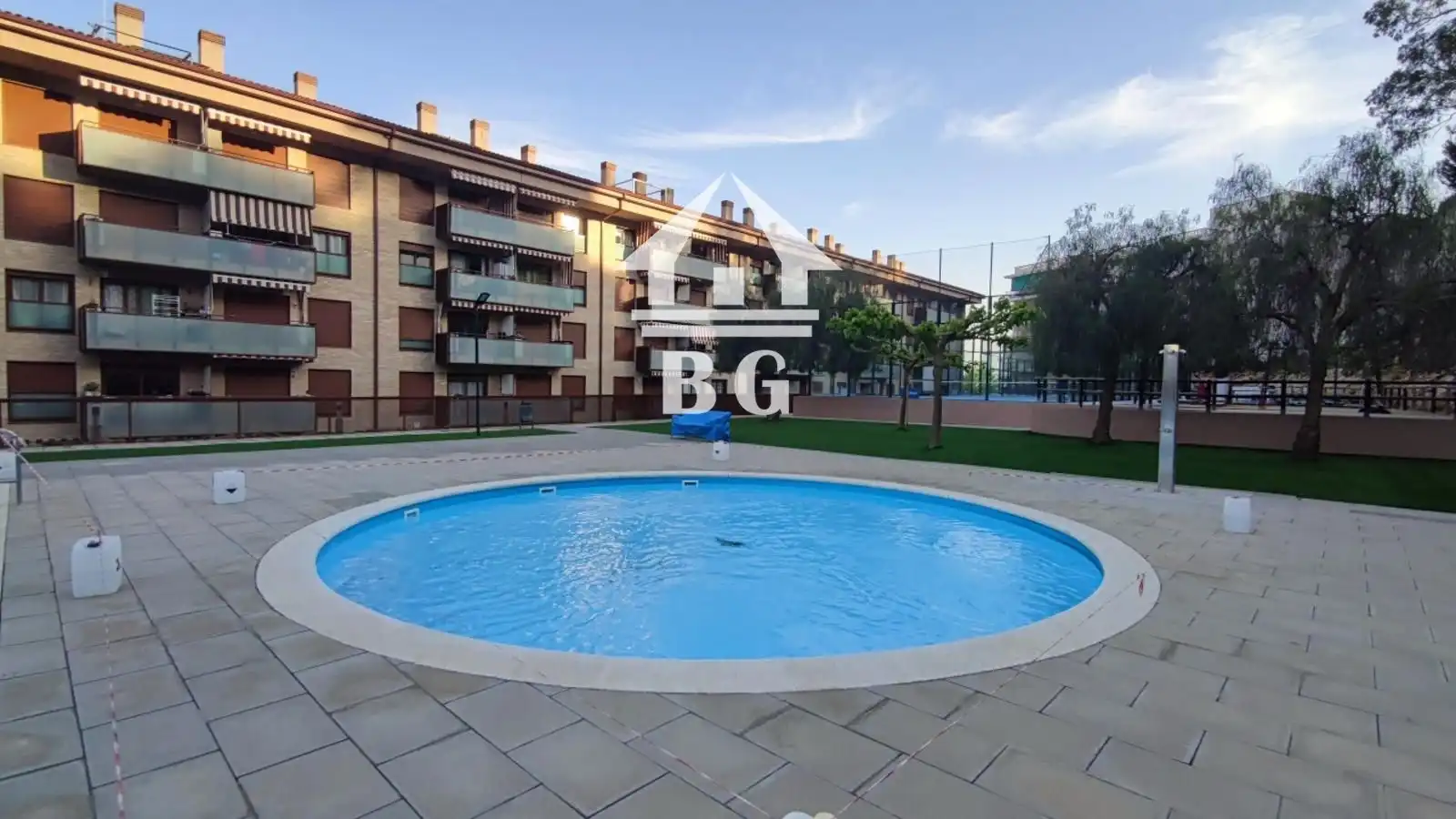 Schwimmbecken von Wohnung zum Verkauf in Lloret de Mar mit Klimaanlage, Heizung und Terrasse