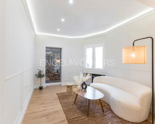 Sala d'estar de Apartament en venda en  Madrid Capital amb Aire condicionat, Calefacció i Moblat