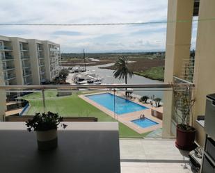 Piscina de Pis de lloguer en Roses amb Aire condicionat, Calefacció i Jardí privat