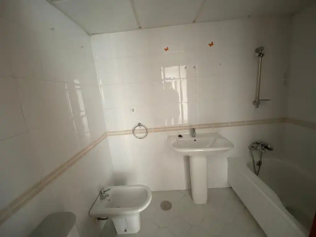 Bathroom of Flat for rent in Granada  with Heating, Private garden and Community pool