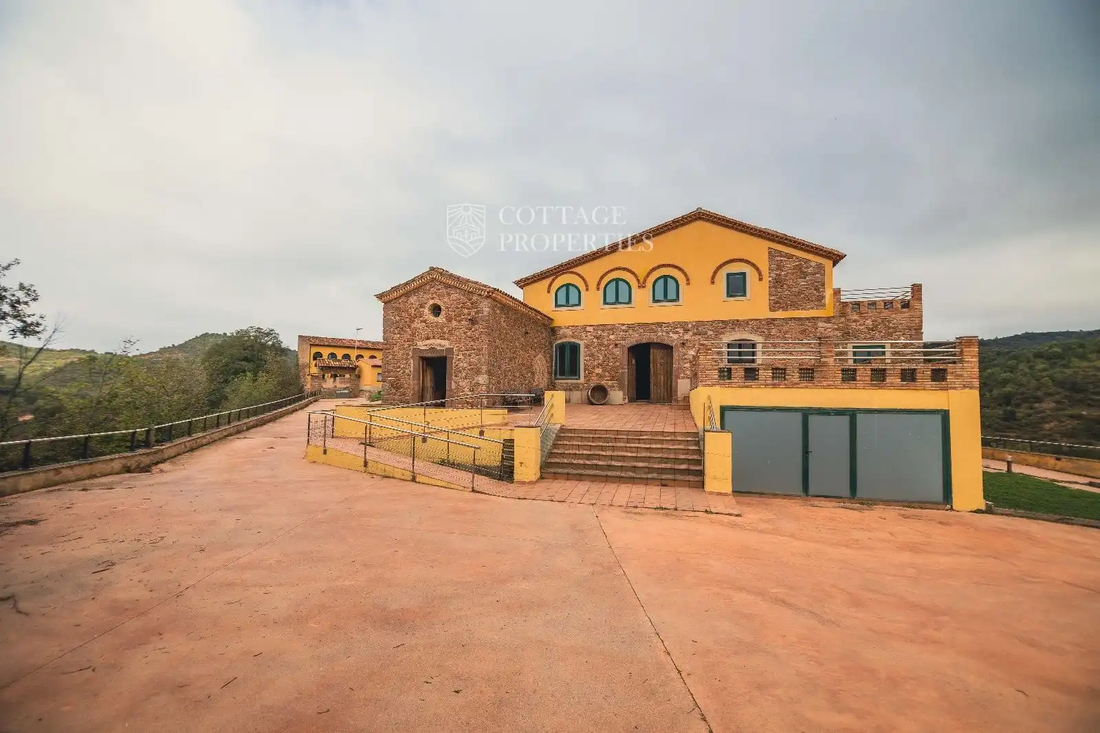 Vista exterior de Finca rústica en venda en Sant Llorenç Savall amb Calefacció i Piscina