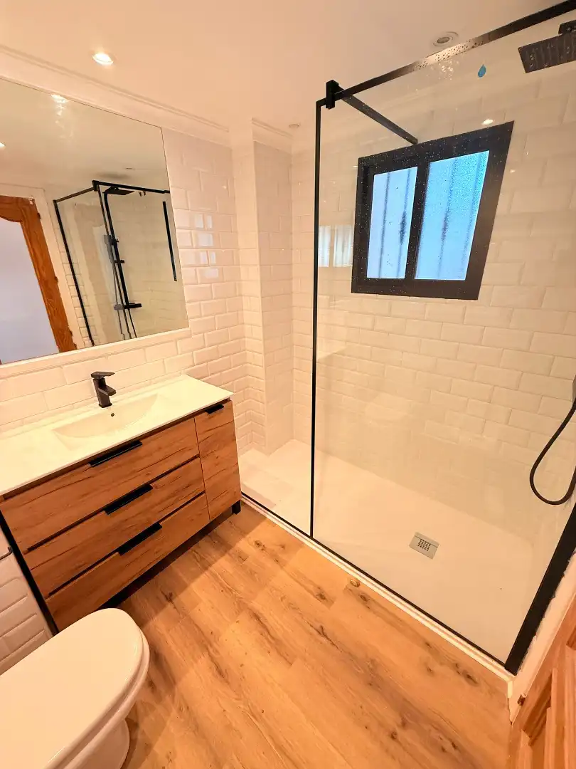 Baño de Piso en venta en Estepona con Aire acondicionado, Terraza y Piscina comunitaria