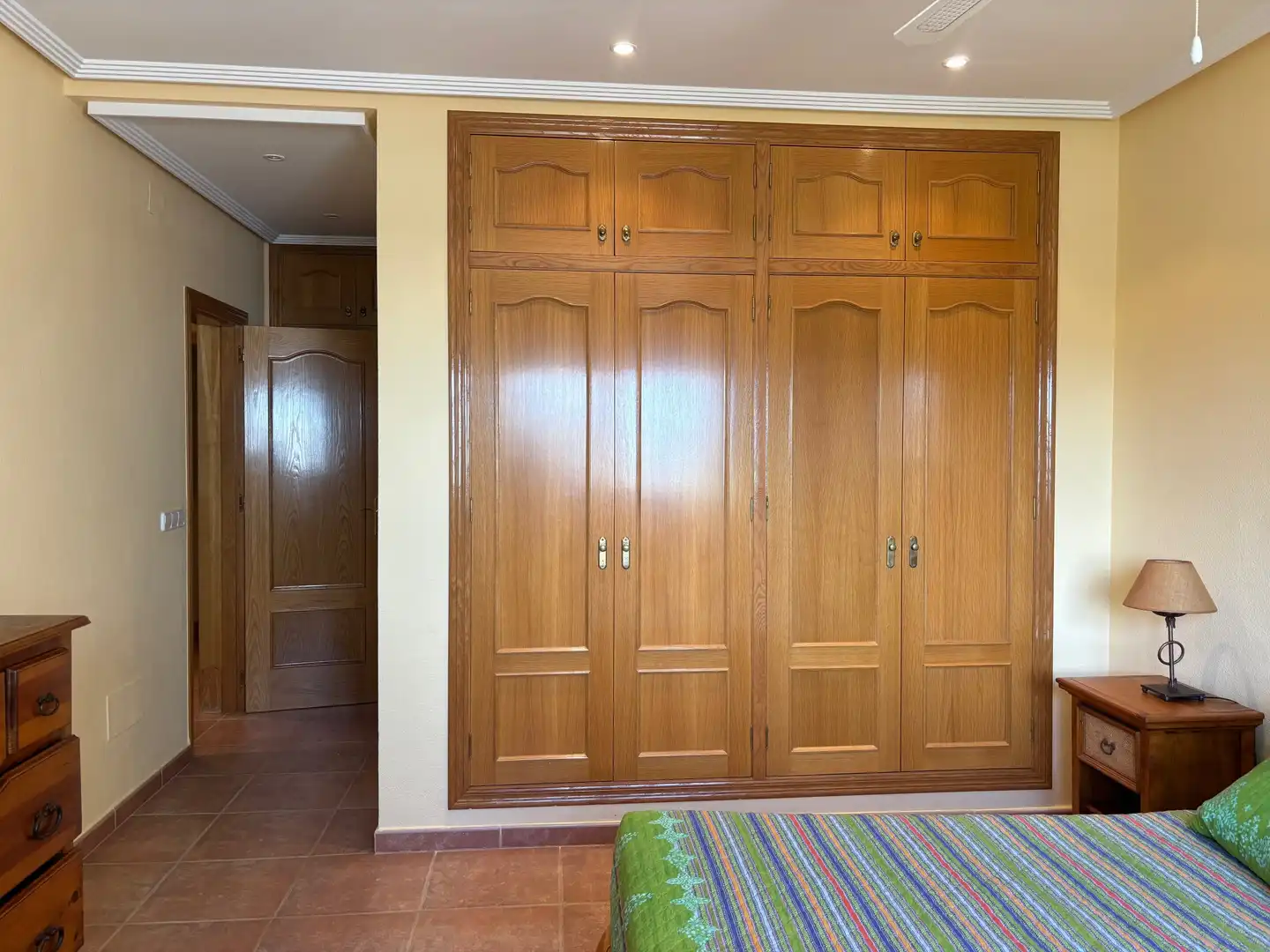 Schlafzimmer von Erdgeschoss zum Verkauf in La Manga del Mar Menor mit Klimaanlage, Privatgarten und Schwimmbad