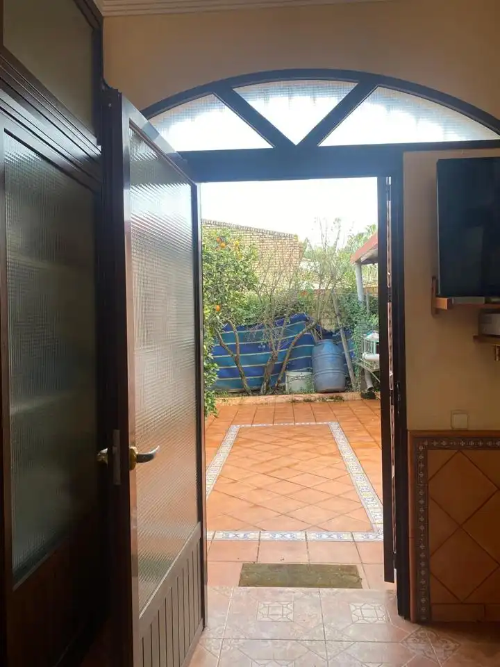 Jardí de Casa o xalet en venda en Dos Hermanas amb Aire condicionat, Jardí privat i Piscina