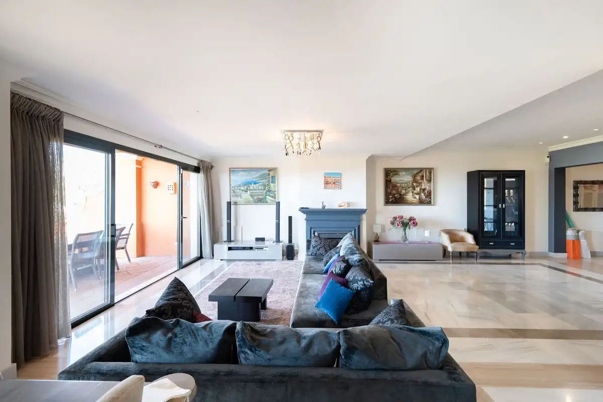 Sala de estar de Ático de alquiler en Estepona con Aire acondicionado, Jardín privado y Terraza