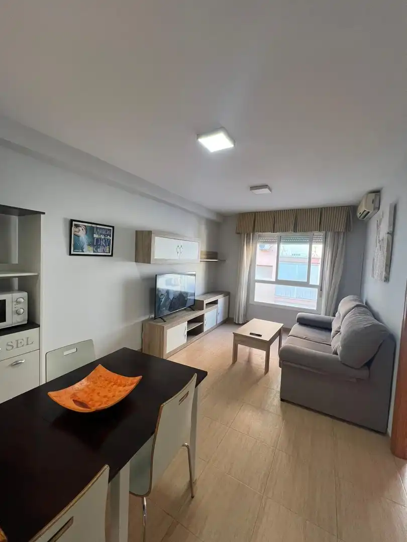 Sala d'estar de Apartament de lloguer en Almería amb Aire condicionat i Moblat
