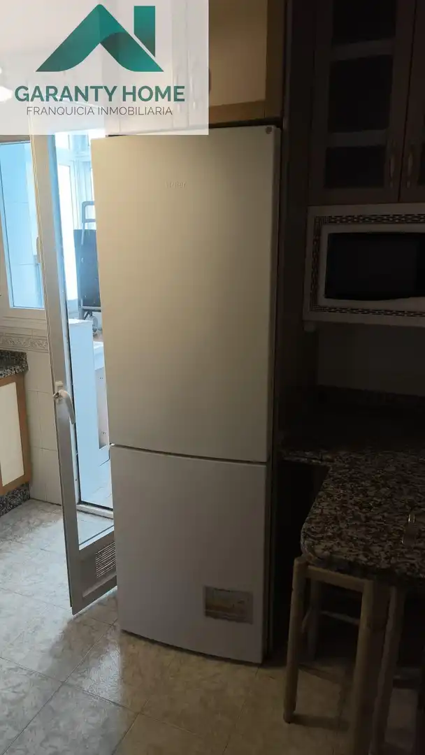Cuina de Pis de lloguer en Jaén amb Aire condicionat, Jardí privat i Moblat