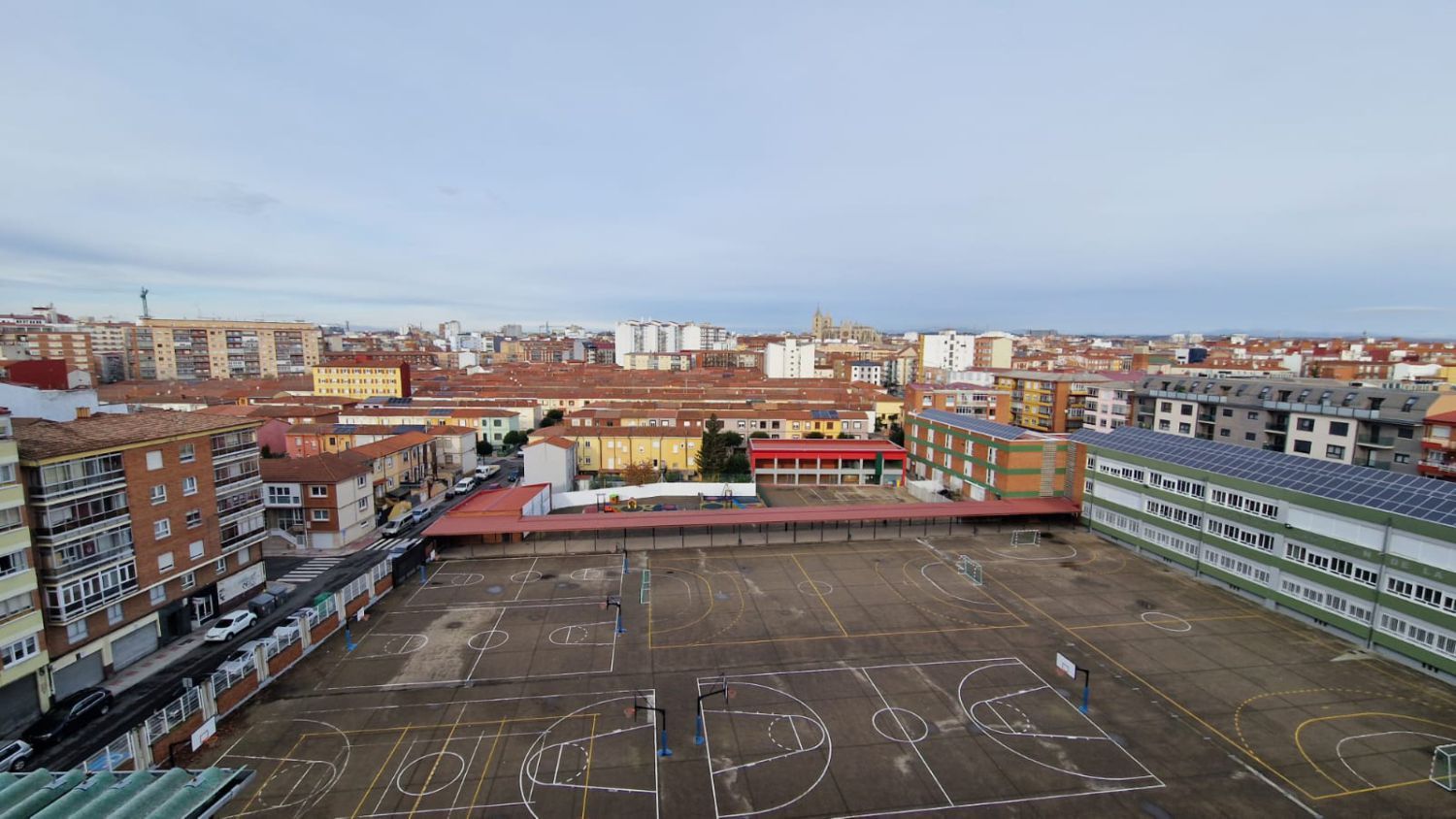 Aparcament de Àtic en venda en León Capital  amb Calefacció, Parquet i Terrassa