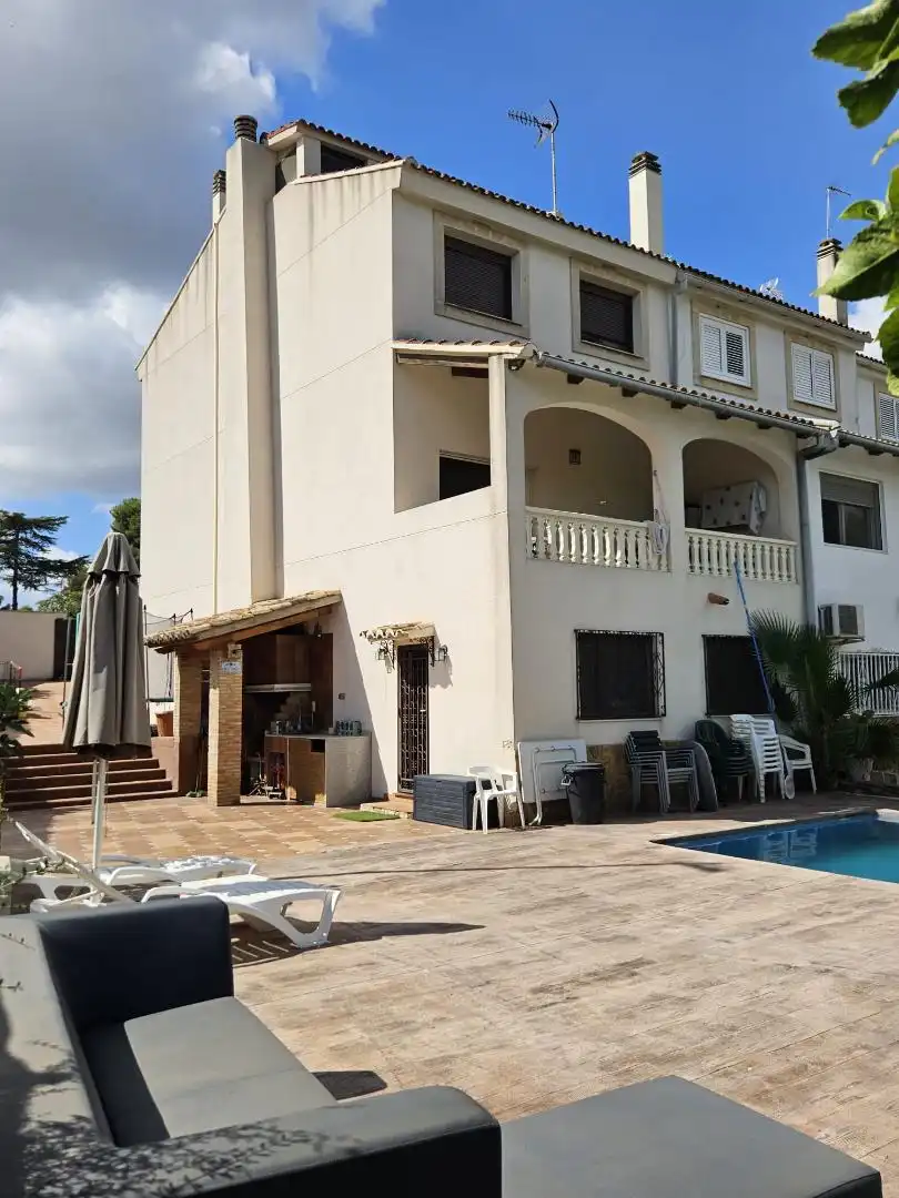 Vista exterior de Casa adosada en venta en Torrent con Terraza