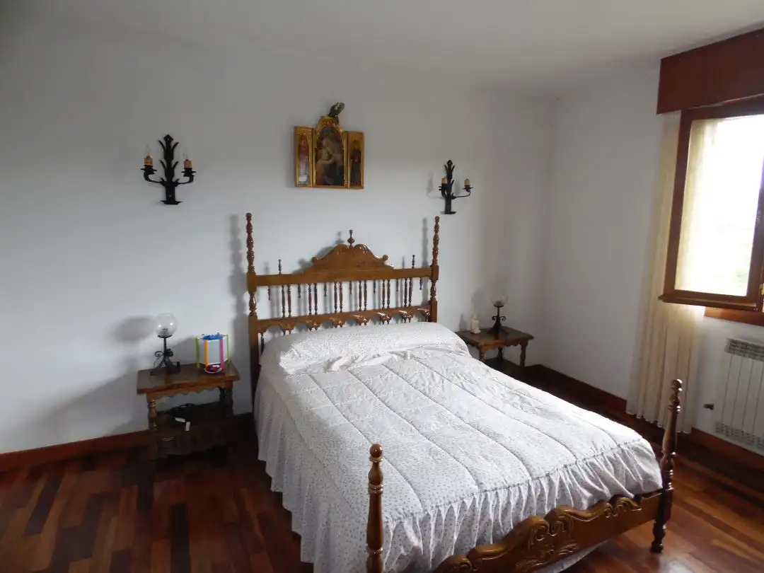 Habitación de Casa o chalet en venta en Villarcayo de Merindad de Castilla la Vieja con Calefacción, Terraza y Piscina