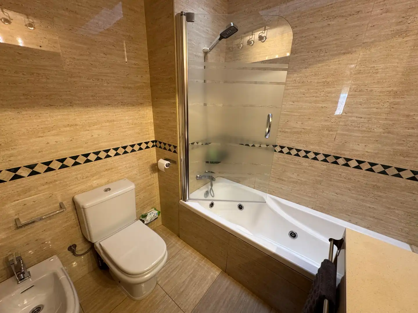 Baño de Casa o chalet en venta en Palau-saverdera con Aire acondicionado, Calefacción y Jardín privado