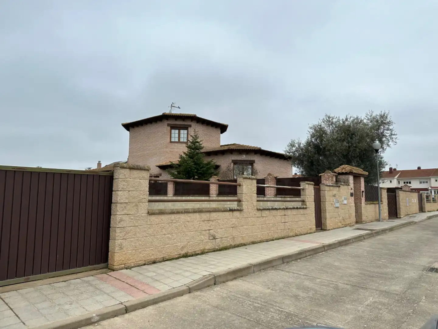 Vista exterior de Casa o xalet en venda en Venta de Baños amb Calefacció, Jardí privat i Alarma