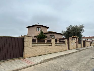 Detached house with garden for sale in Camino Tariego 3
