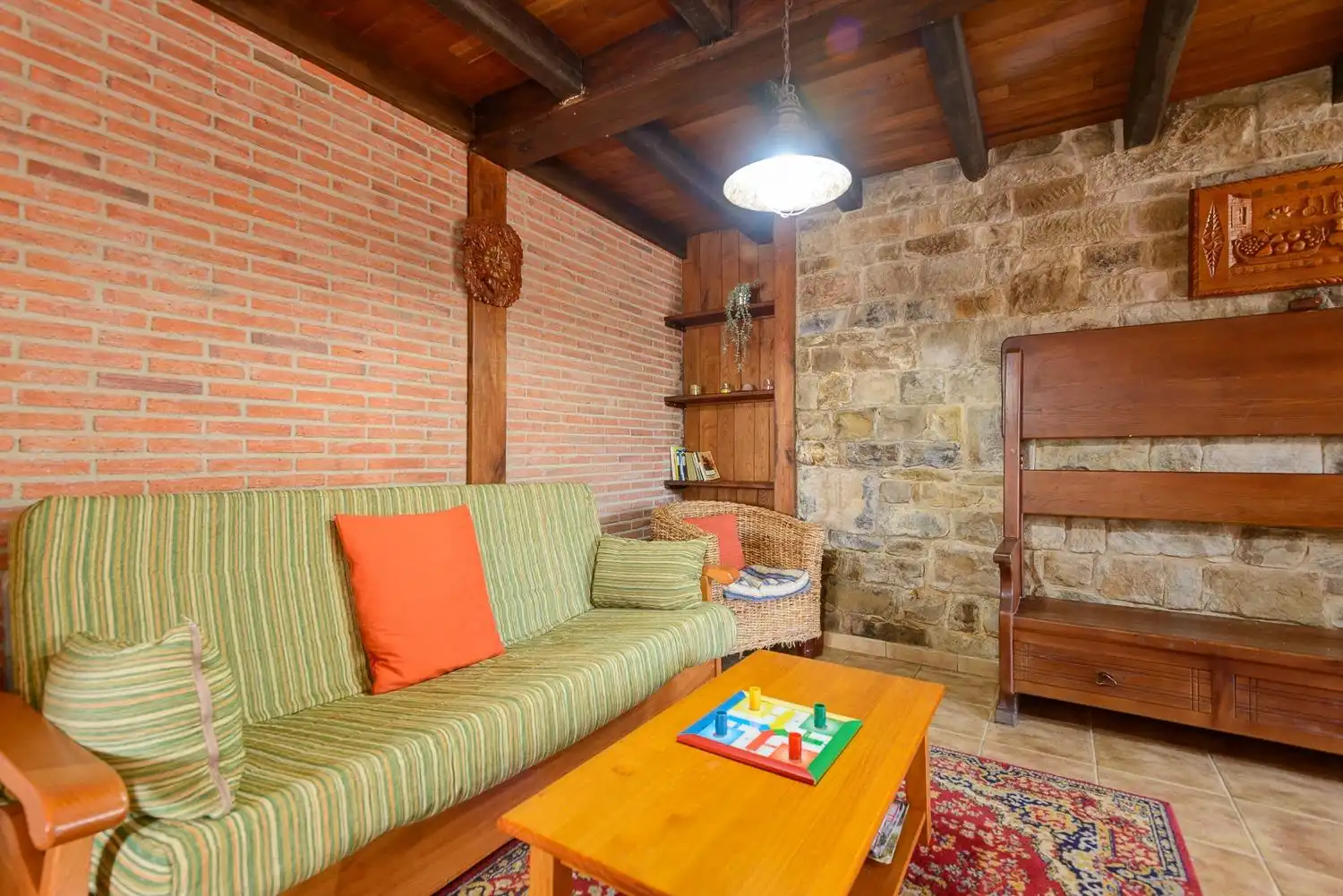 Sala d'estar de Casa o xalet en venda en Caso amb Calefacció i Moblat