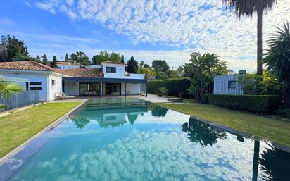 Vista exterior de Casa o xalet en venda en Estepona amb Aire condicionat, Calefacció i Jardí privat