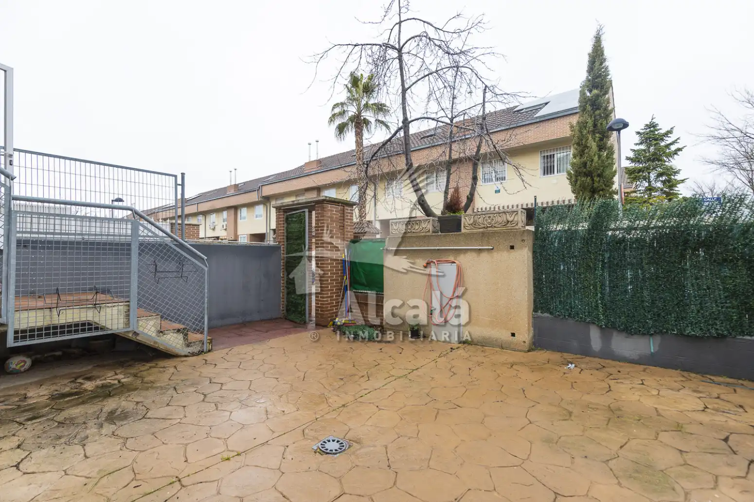 Außenansicht von Einfamilien-Reihenhaus zum Verkauf in Alcalá de Henares mit Heizung und Terrasse