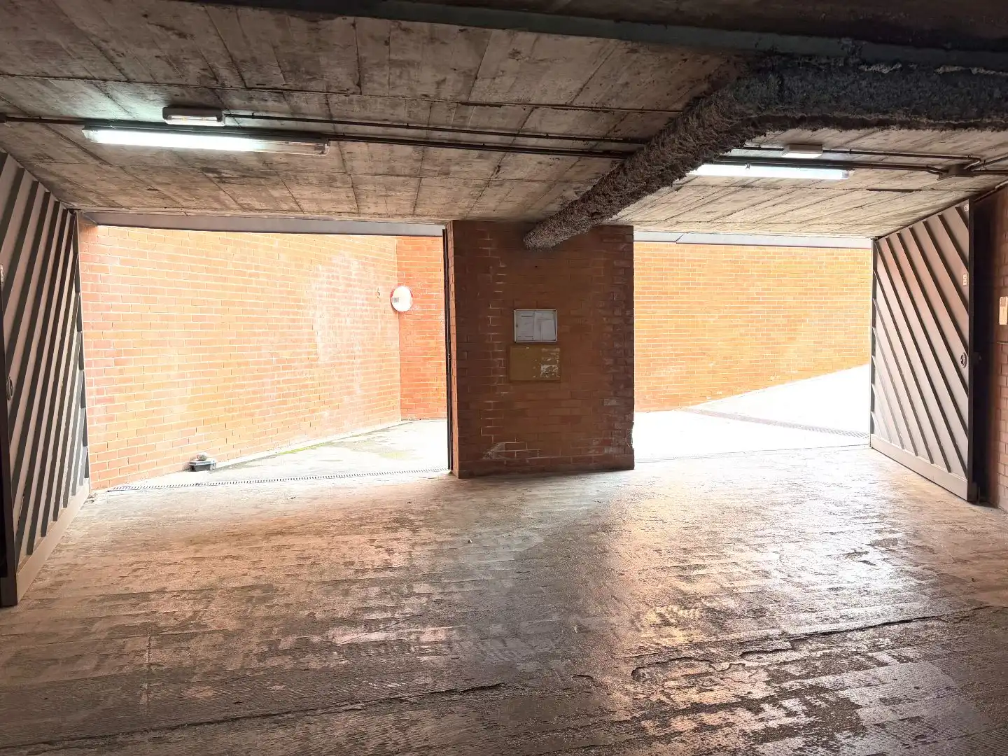 Parkplatz von Garage zur Miete in Barcelona mit Alarm