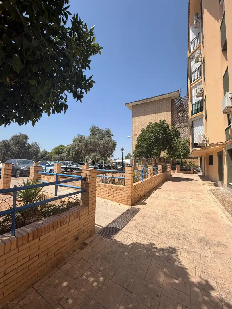 Vista exterior de Pis en venda en Mairena del Aljarafe amb Aire condicionat, Moblat i Balcó