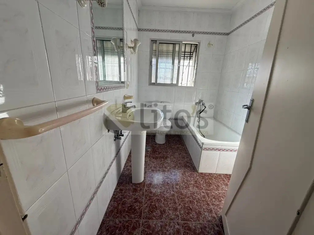 Badezimmer von Einfamilien-Reihenhaus zum Verkauf in Dos Hermanas