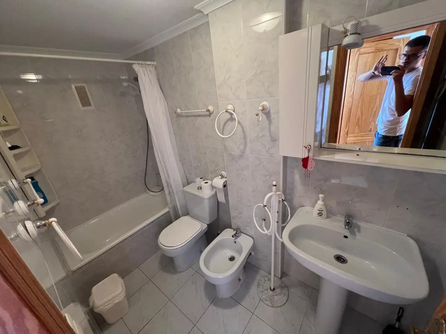 Baño de Apartamento de alquiler en Torrevieja con Terraza