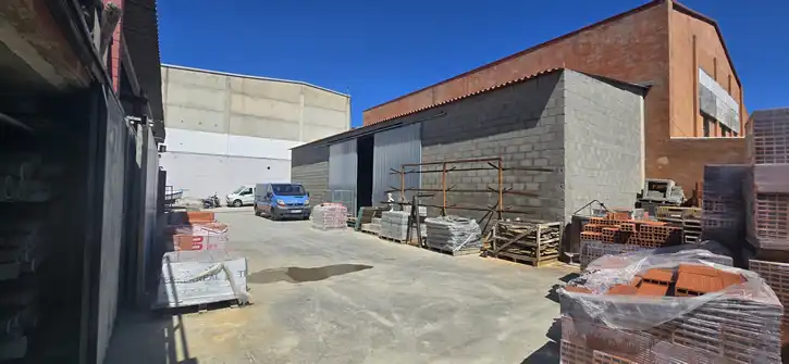Außenansicht von Fabrikhallen zum Verkauf in Cadaqués