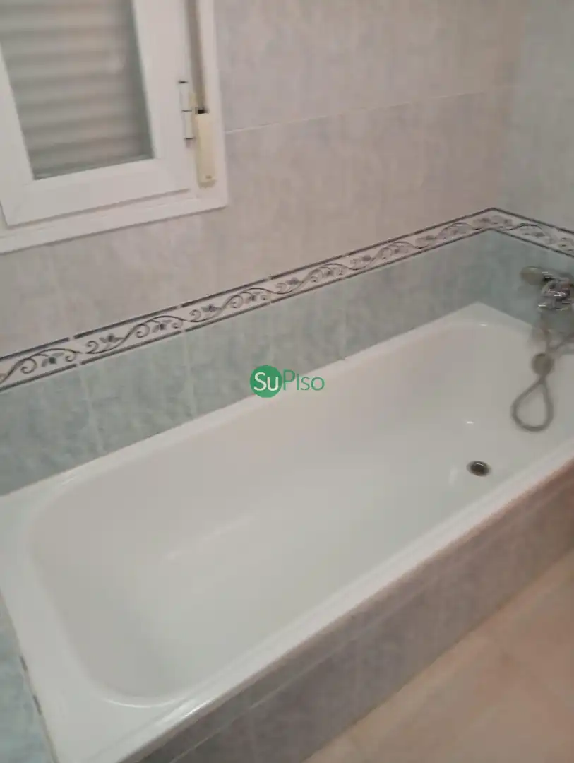 Bany de Casa adosada en venda en Chozas de Canales amb Aire condicionat, Jardí privat i Terrassa