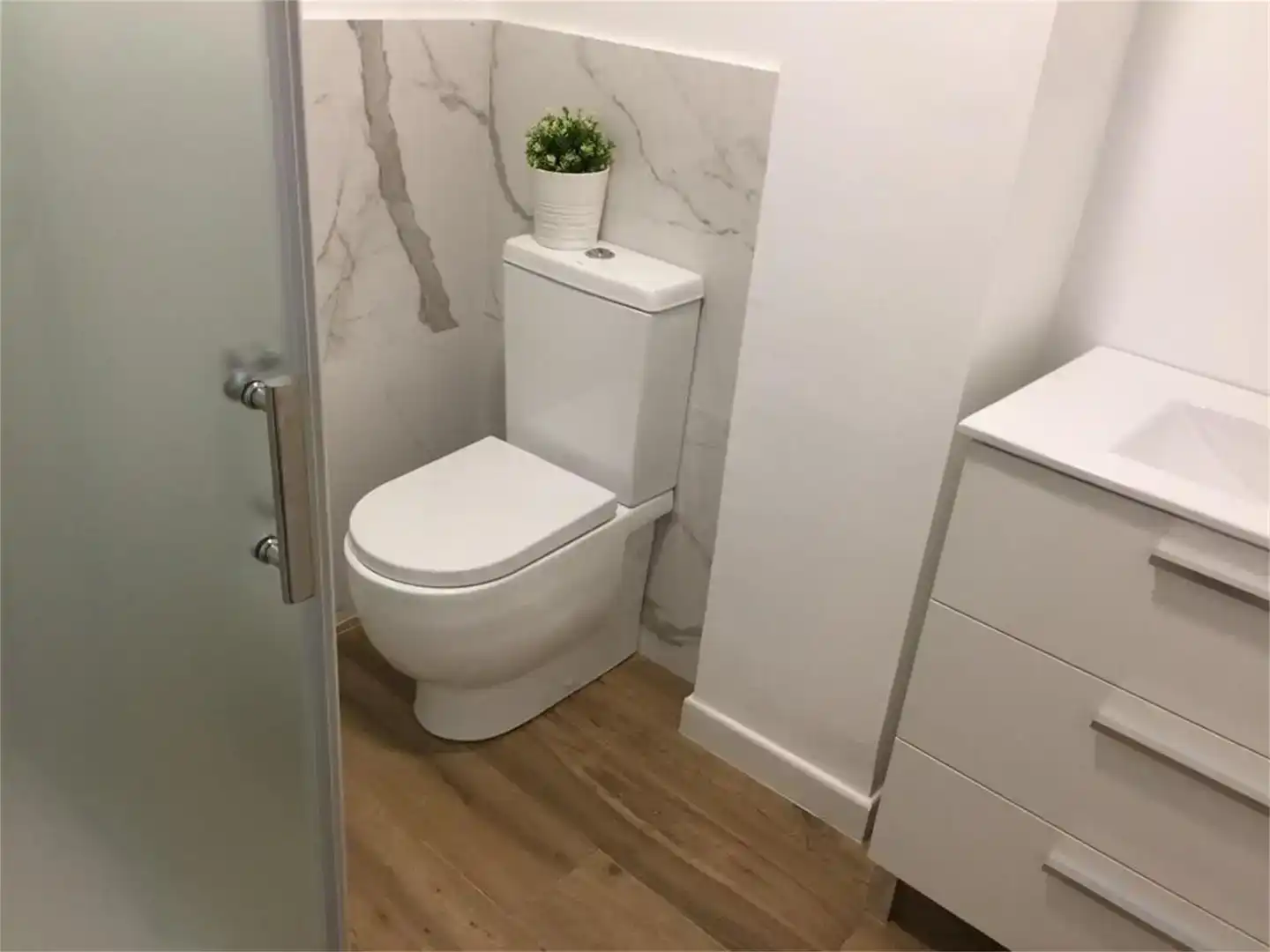 Badezimmer von Wohnung zur Miete in Baena mit Klimaanlage und Balkon