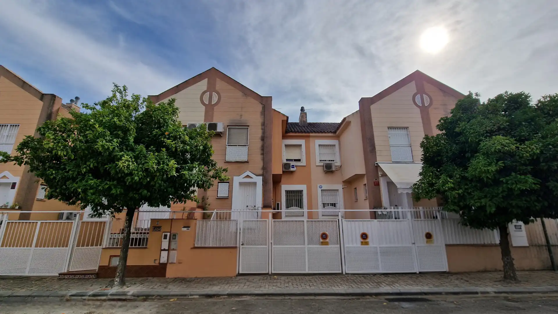 Vista exterior de Casa adosada en venta en Mairena del Aljarafe con Aire acondicionado