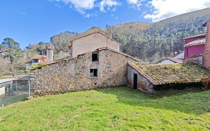 Vista exterior de Casa o xalet en venda en Llanes amb Jardí privat, Terrassa i Traster