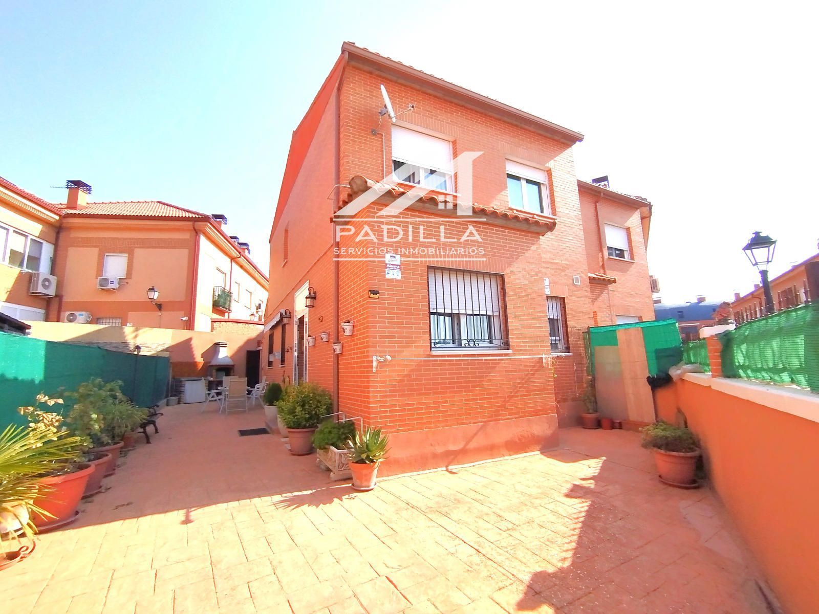 Vista exterior de Casa adosada en venda en El Viso de San Juan amb Calefacció i Traster