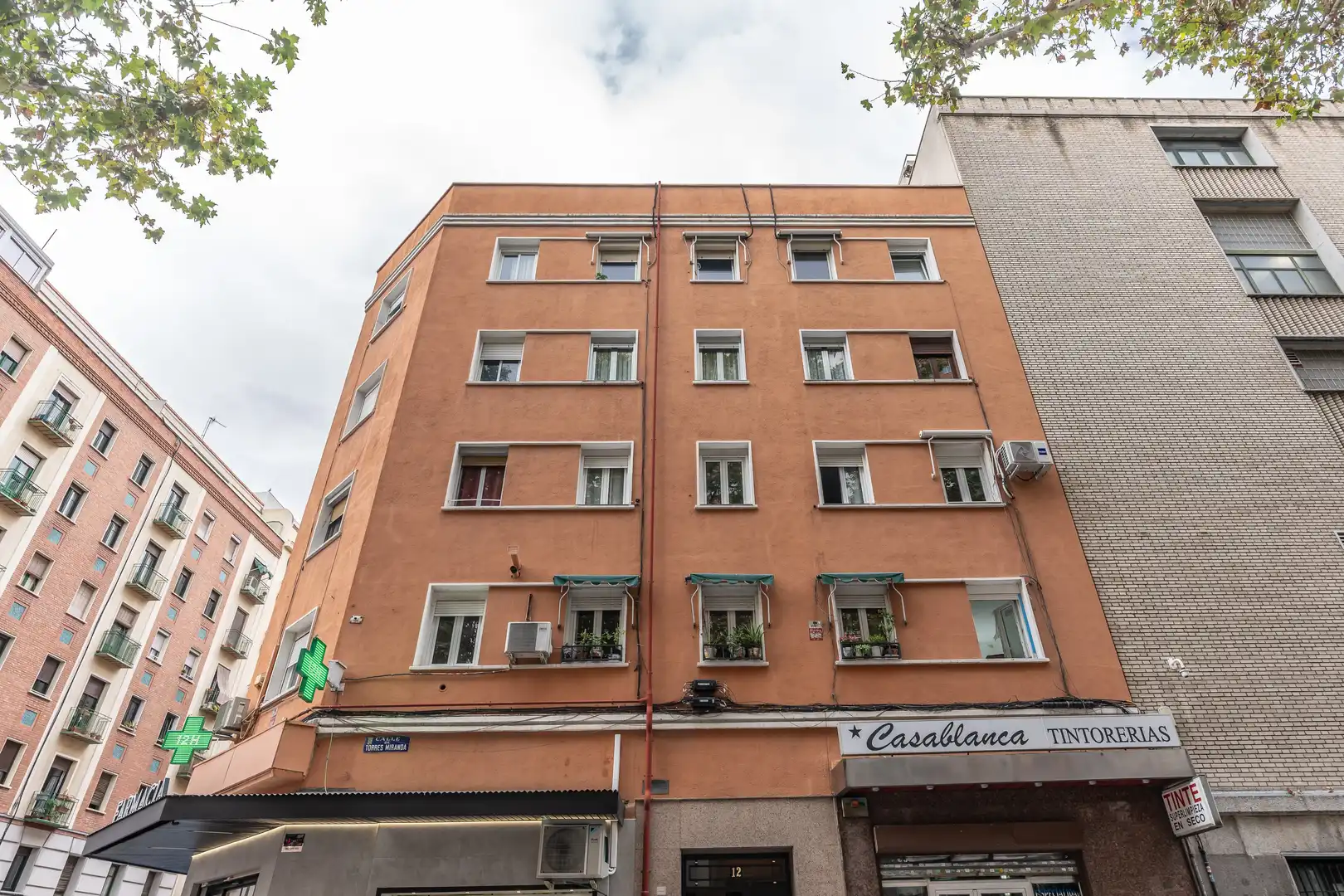 Vista exterior de Piso en venta en Madrid con Calefacción
