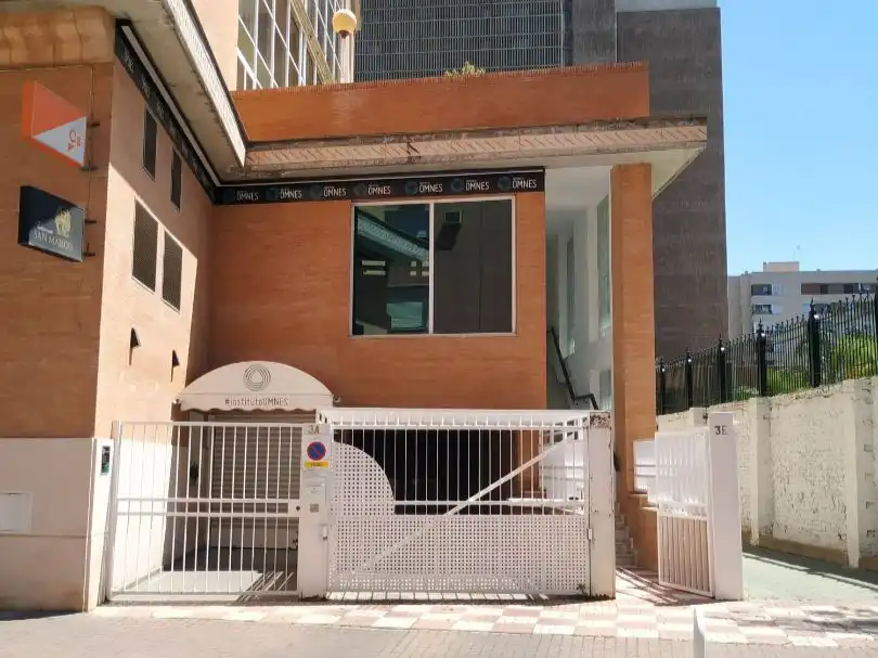 Vista exterior de Garatge en venda en Nervión