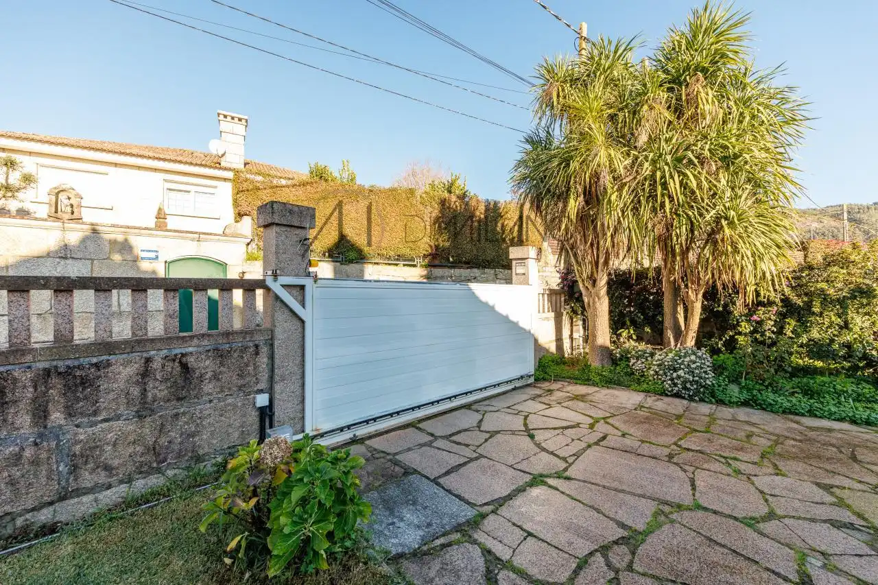 Vista exterior de Casa o xalet en venda en Nigrán amb Calefacció, Jardí privat i Terrassa
