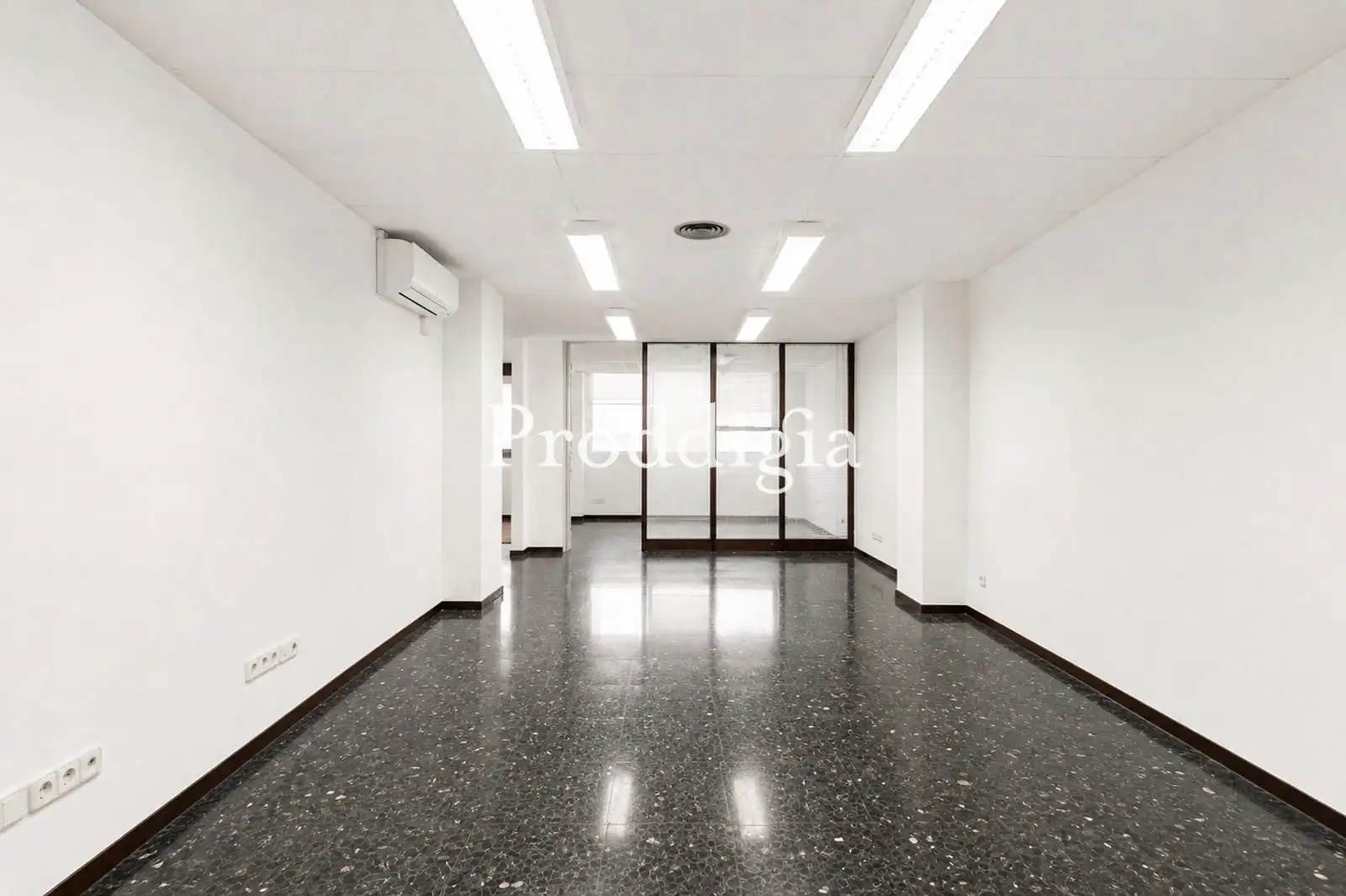 Office for rent in Barcelona  with Air Conditioner and Internet