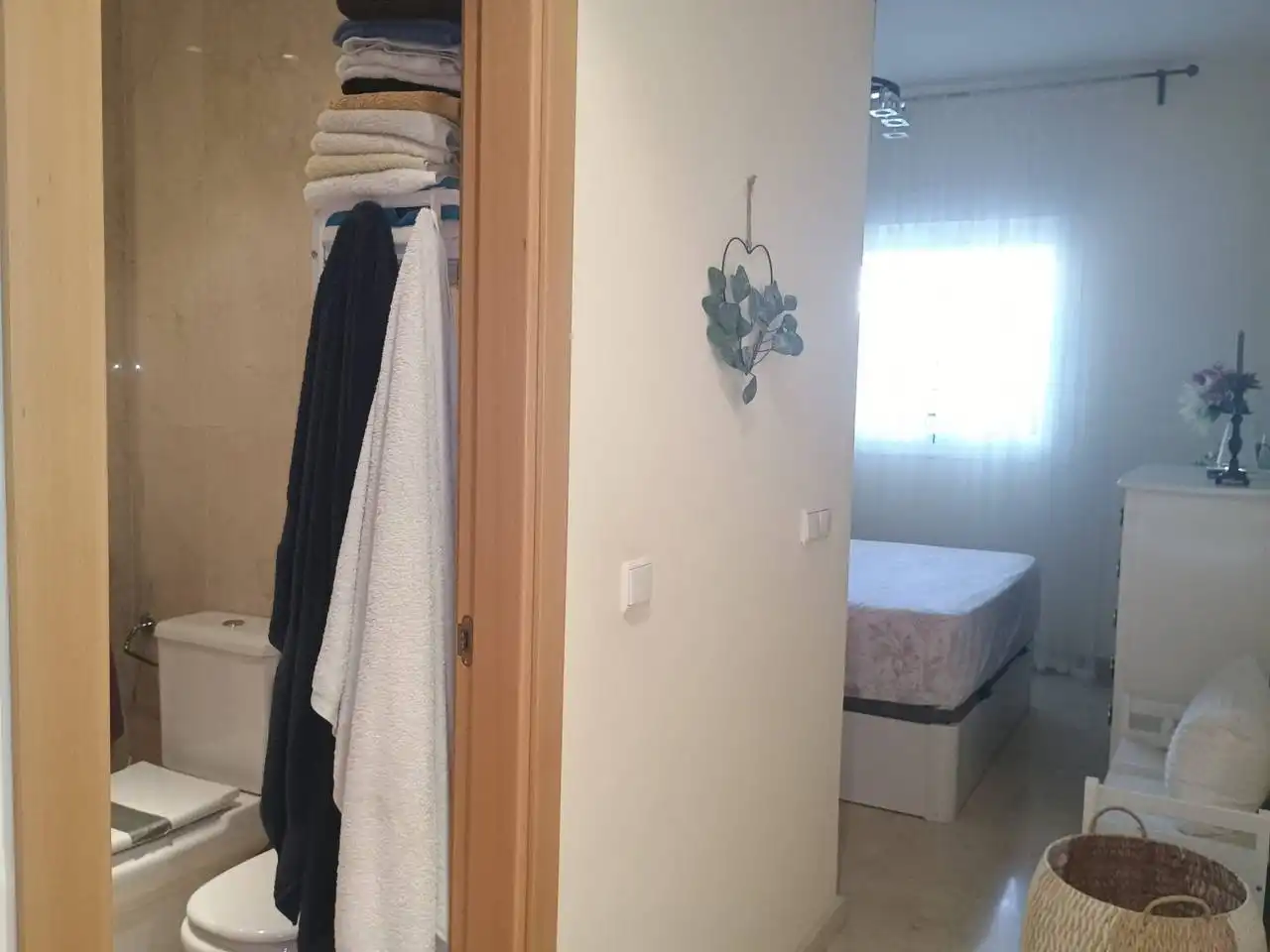 Habitación de Apartamento de alquiler en Benalmádena con Aire acondicionado, Terraza y Amueblado