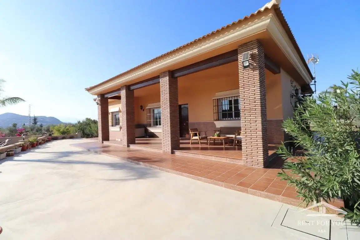 Vista exterior de Casa o xalet de lloguer en Alhaurín El Grande amb Aire condicionat, Jardí privat i Terrassa