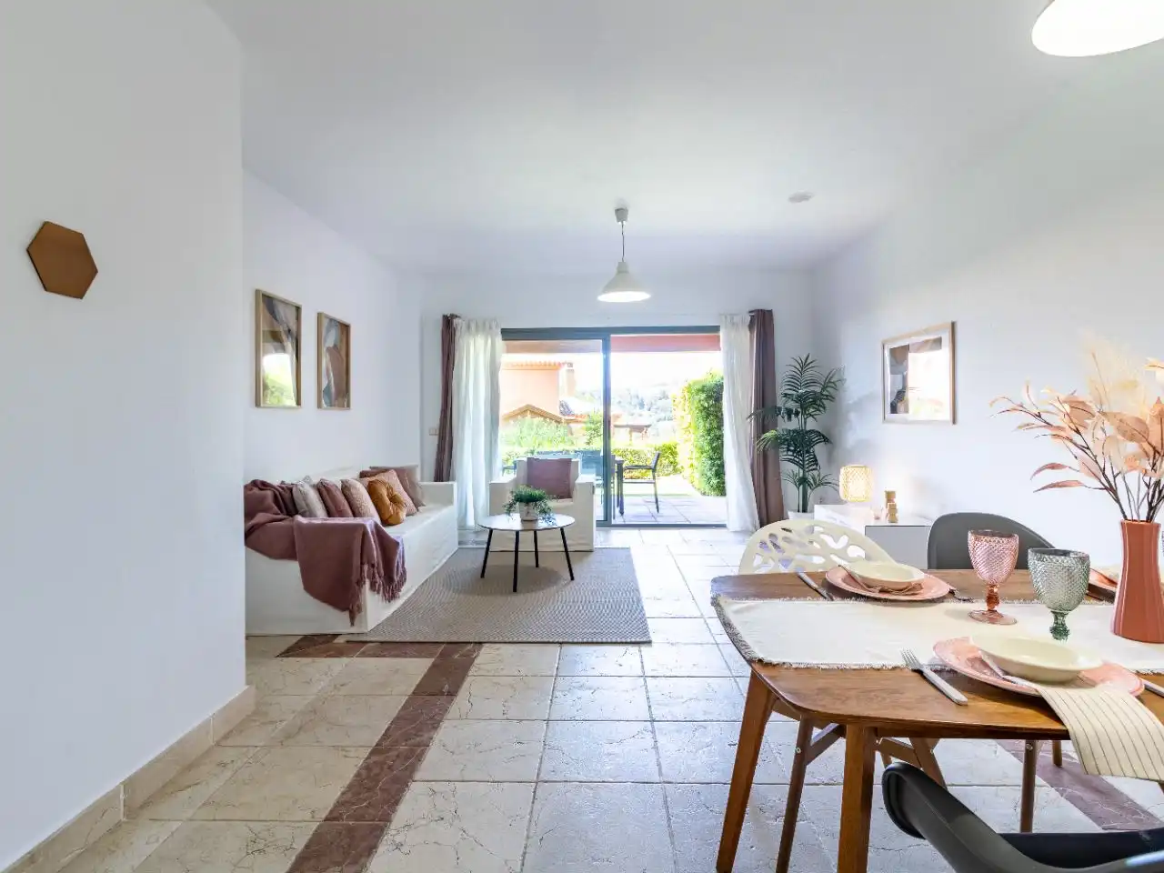 Living room of Flat for sale in Estepona  with Air Conditioner, Private garden and Terrace