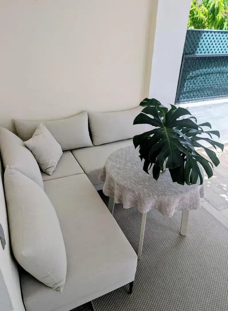 Sala d'estar de Casa adosada de lloguer en Marbella amb Aire condicionat, Terrassa i Moblat
