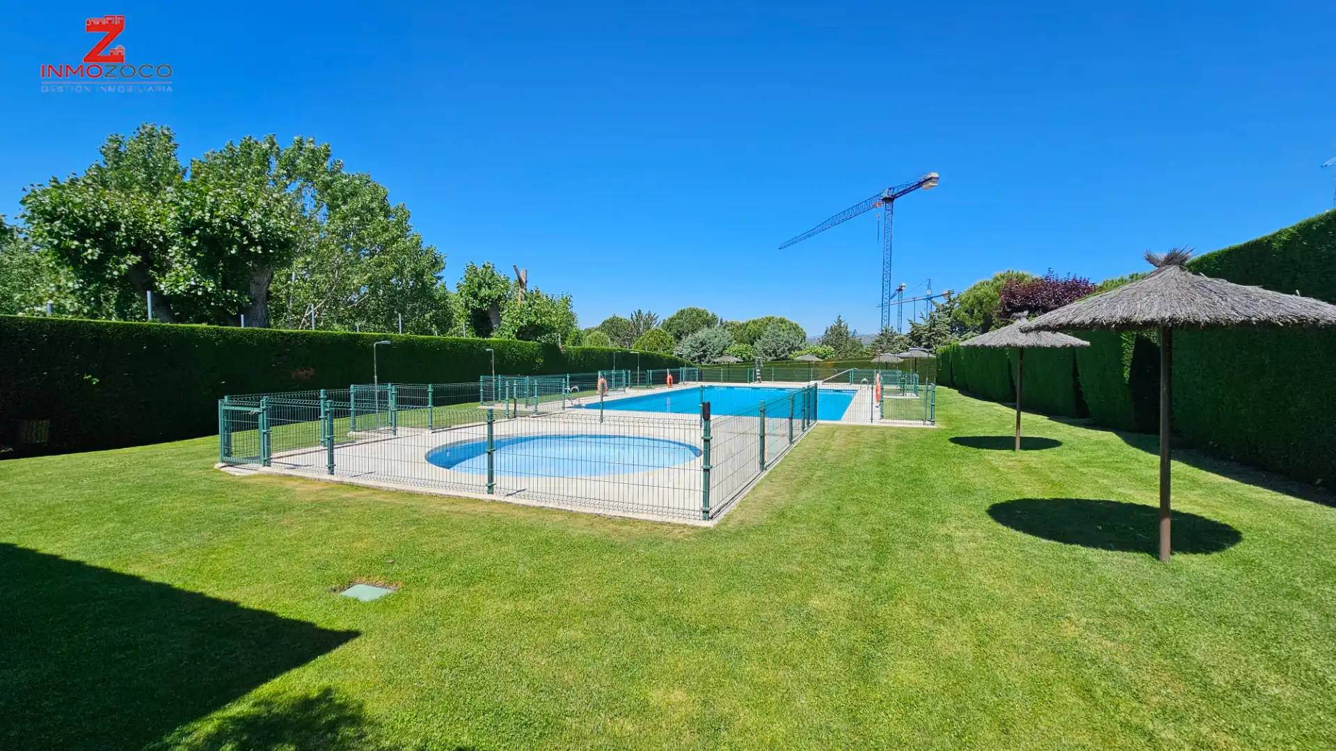Piscina de Casa adosada en venda en Las Rozas de Madrid amb Calefacció, Jardí privat i Parquet