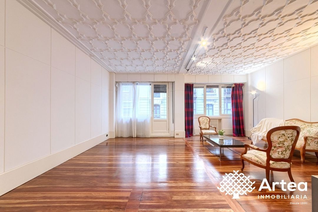 Sala d'estar de Pis en venda en Bilbao  amb Calefacció i Balcó