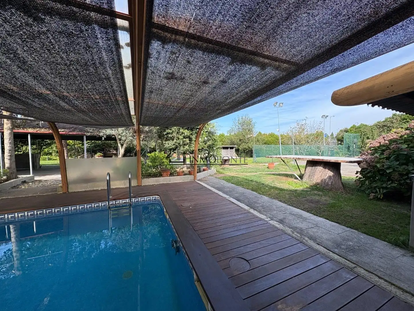 Piscina de Casa o xalet en venda en Pontevedra Capital  amb Jardí privat