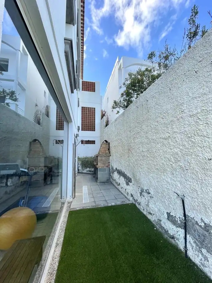 Vista exterior de Casa o xalet en venda en Las Palmas de Gran Canaria amb Jardí privat, Terrassa i Piscina