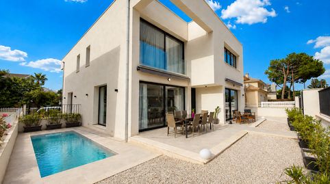 Exclusiva primera ocupación cerca de la playa dos lujosas casas adosadas de nueva construcción con piscina privada en Playa de Mur