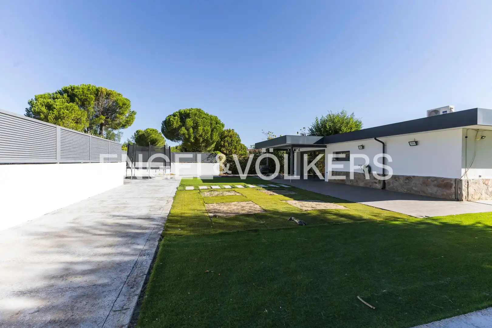Vista exterior de Casa o chalet en venta en Paracuellos de Jarama con Aire acondicionado, Calefacción y Jardín privado