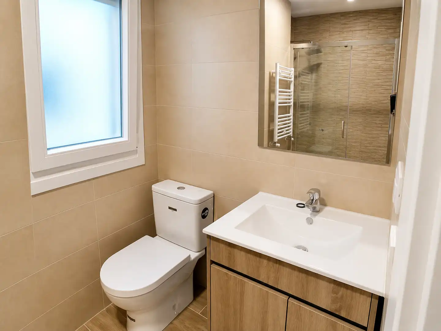 Baño de Piso de alquiler en Santander con Calefacción, Terraza y Horno